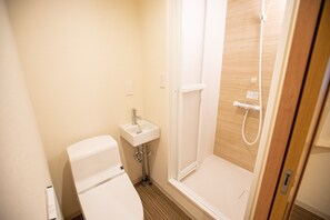Combined shower/bathtub, free toiletries, hair dryer, towels - Hakuro Skytree (Tokyo)