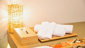 Japanese Style Room | Bathroom amenities | Combined shower/tub, free toiletries, hair dryer, towels