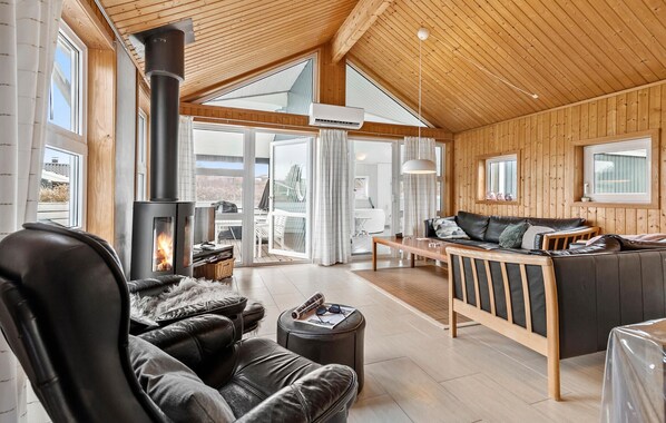 Smart TV, fireplace - Cozy home in Ebeltoft with sauna (Ebeltoft)