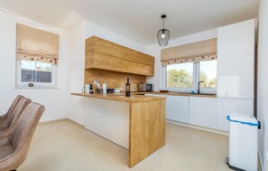 Kjøleskap, kokeplater og kaffetrakter/tekoker