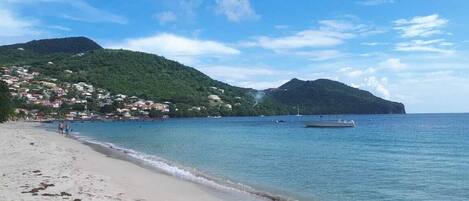 靠近海滩、沙滩毛巾