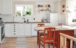 Fridge, microwave, oven, stovetop - Cozy home in Lesjöfors with kitchen (Lesjöfors)