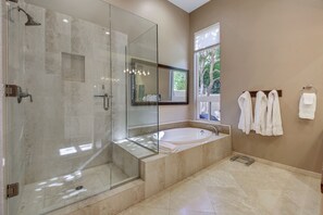 Ensemble baignoire-douche, séchoir à cheveux, serviettes fournies, savon