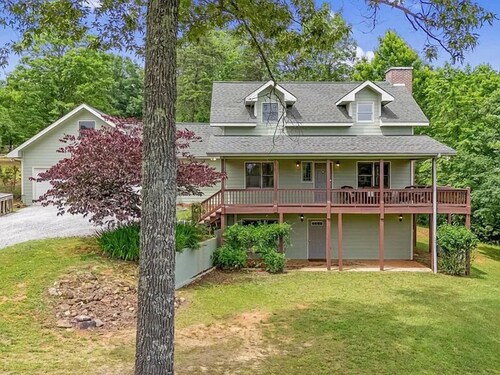 Spacious Blue Ridge Mountain Home. Great location & beautiful views! NEW HOT TUB