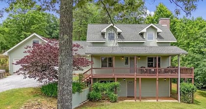 Spacious Blue Ridge Mountain Home. Great location & beautiful views! NEW HOT TUB