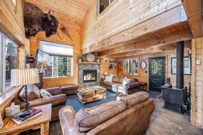 Älytelevisio, takka, DVD-soitin, videokirjasto