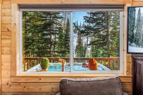 Cozy ski in-ski out cabin, private hot tub. 4bd+loft 3bth resort view BL20281