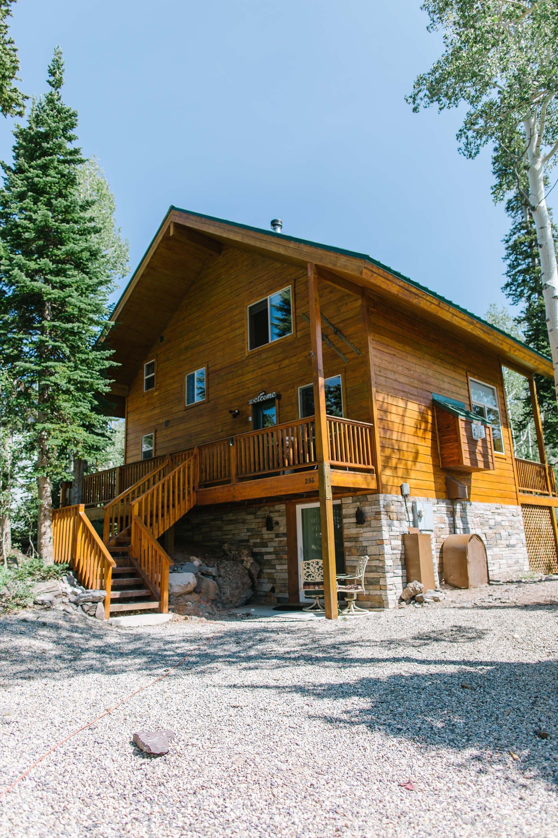 Located between Zion and Bryce NP -Beautiful private cabin with Hot tub