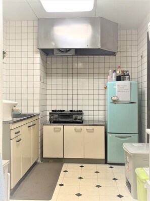 Grand réfrigérateur, micro-ondes, plaque de cuisson