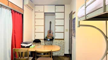 Full-size fridge, microwave, stovetop, coffee/tea maker