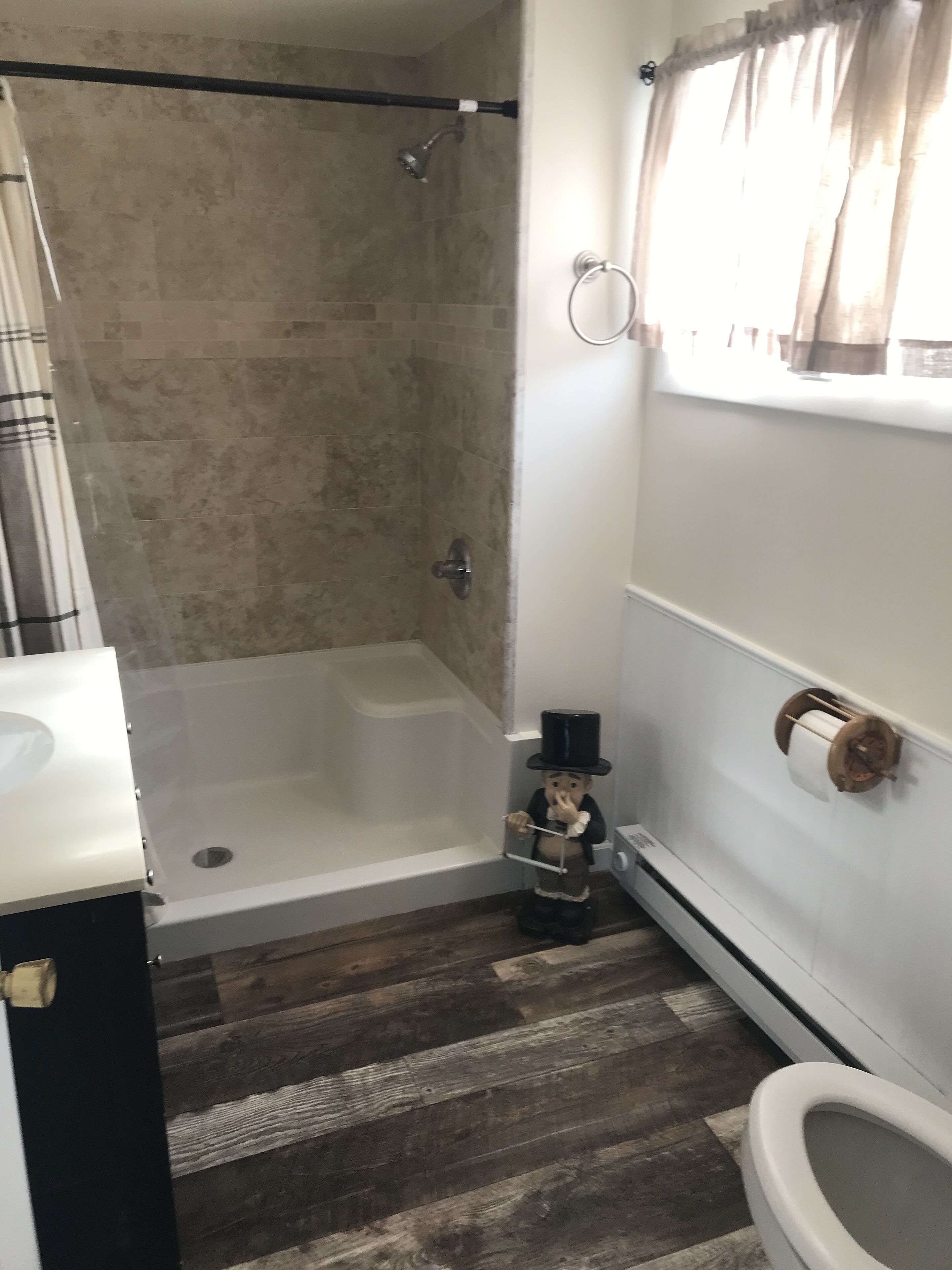 Ensemble douche/baignoire, sèche-cheveux, serviettes fournies