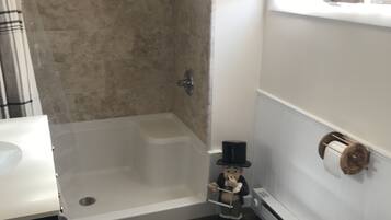 Ensemble douche/baignoire, sĂšche-cheveux, serviettes fournies