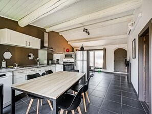 Réfrigérateur, micro-ondes, plaque de cuisson, lave-vaisselle