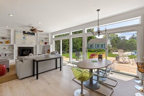 Smart TV, fireplace, table tennis, books - Hamptons Remsenburg Beach House w/ pool house, zen/organic garden close to beach (Remsenburg-Speonk)