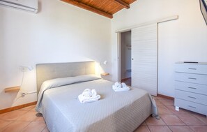 1 chambre, lit parapluie, Wi-Fi gratuit, draps fournis