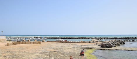 Una spiaggia nelle vicinanze, pesca