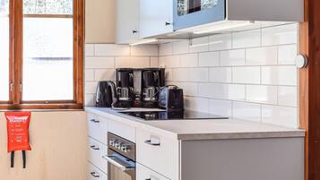 Kylskåp, spishäll och kaffe- och tebryggare