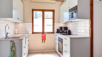 Fridge, stovetop, coffee/tea maker