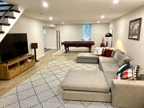 Télévision, cheminée, jeux vidéo, table de tennis de table