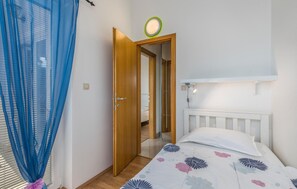 6 chambres, coffres-forts dans les chambres, lit parapluie