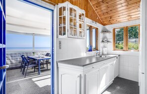 Fridge, microwave, stovetop, dishwasher - Lovely home in Allingåbro with kitchen (Allingåbro)
