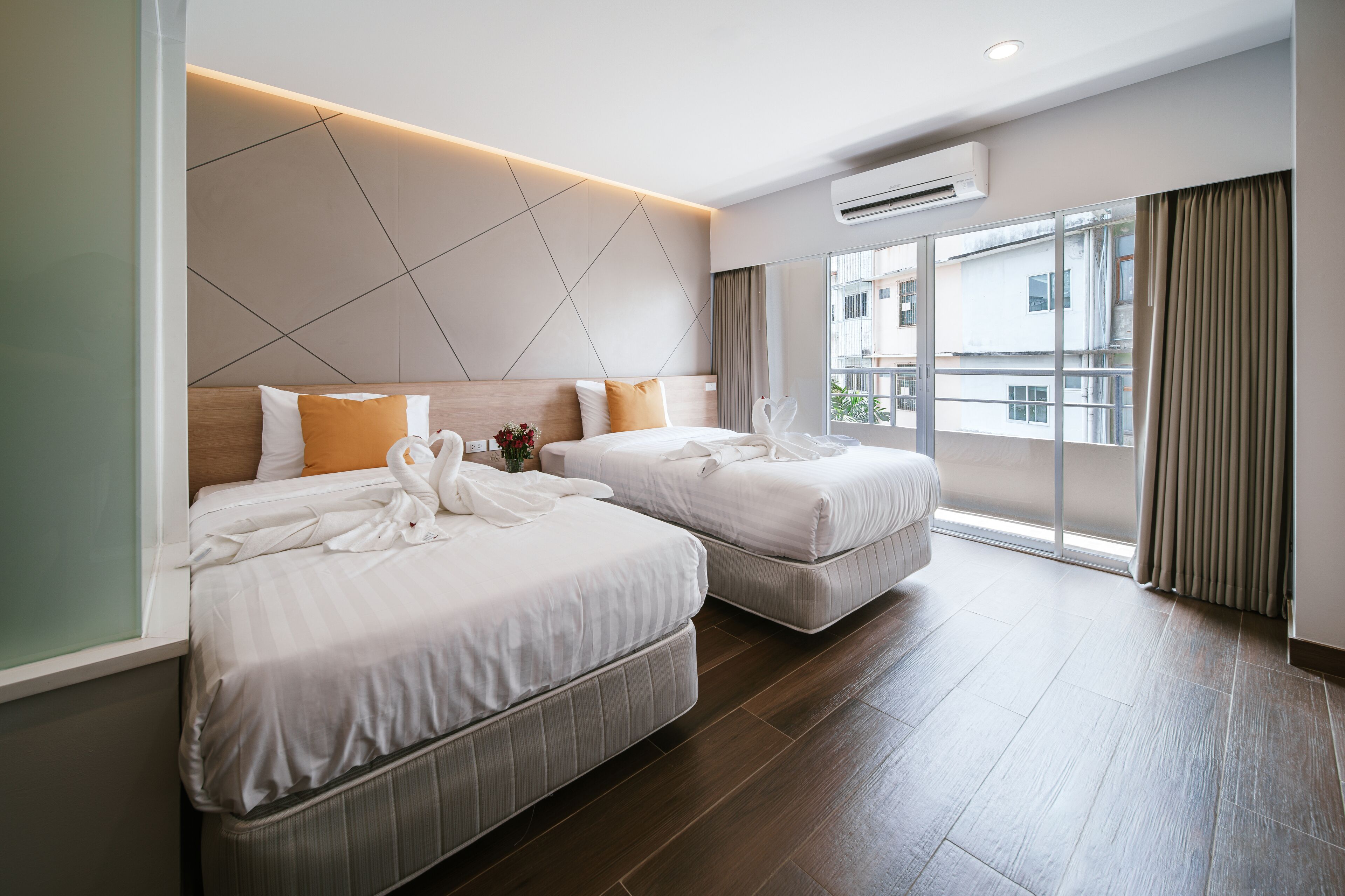 Deluxe Twin Room | Hypo-allergenic bedding, in-room safe, desk, soundproofing