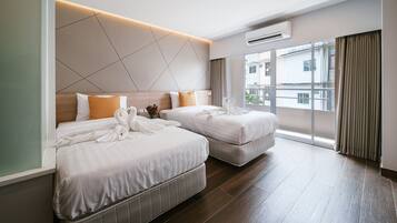 Habitación Deluxe con 2 camas individuales | Ropa de cama hipoalergénica, caja fuerte, escritorio