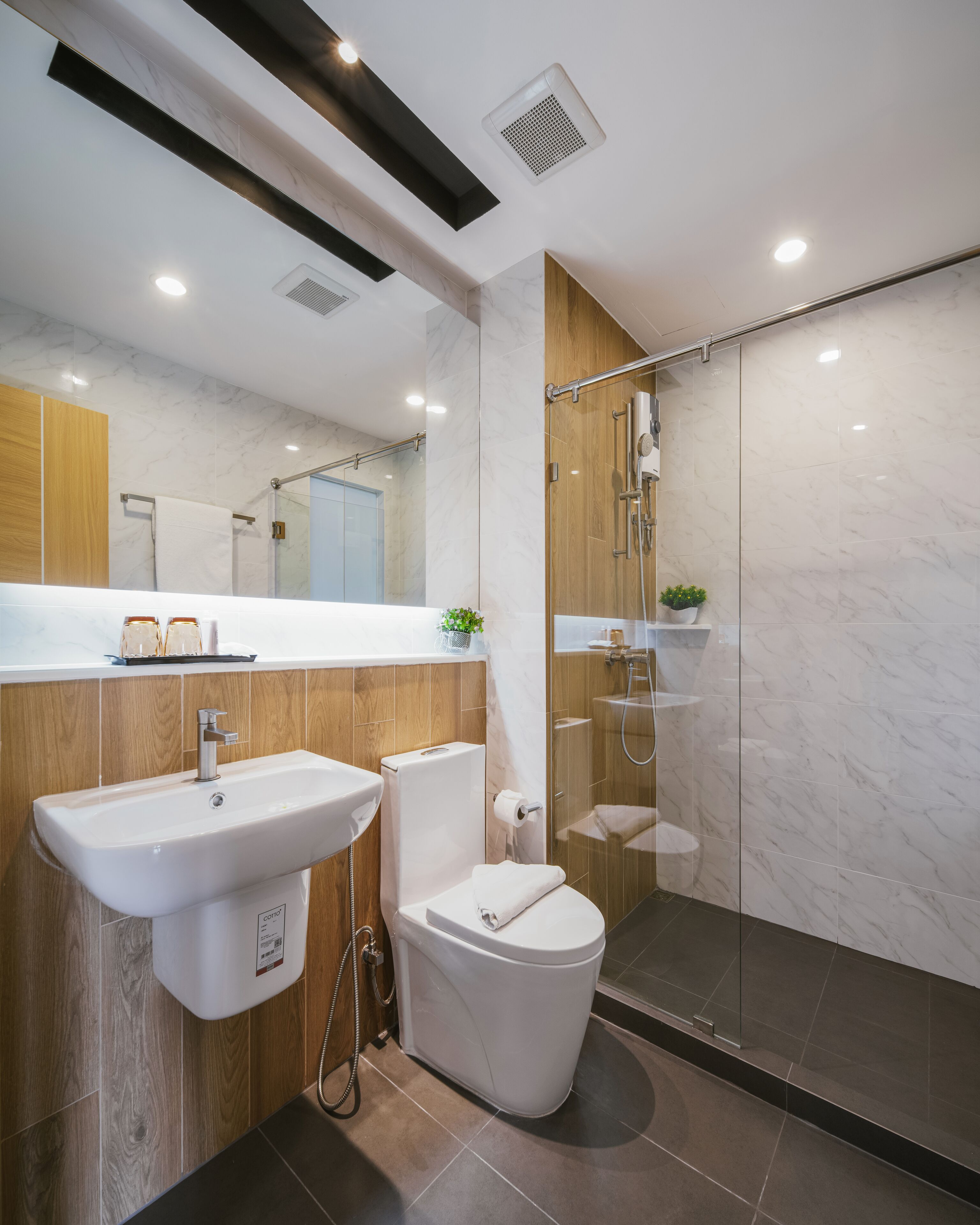 Regadera, secadora de cabello, toallas, jabón 