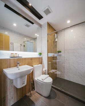 Dusche, Haartrockner, Handtücher, Seife