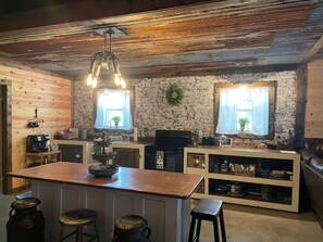 冷蔵庫、電子レンジ、オーブン、コンロ