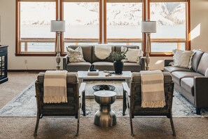 Smart TV, chimenea, reproductor de DVD y futbolito 