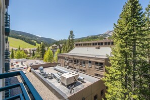 Terrace/patio - Ski in/out w/stunning views, fireplace, community pool/hot tub! - Shoshone Ski Haus (Big Sky)