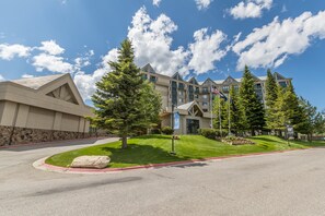 Exterior - Ski in/out w/stunning views, fireplace, community pool/hot tub! - Shoshone Ski Haus (Big Sky)