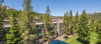 Ski in/out w/stunning views, fireplace, community pool/hot tub! - Shoshone Ski Haus