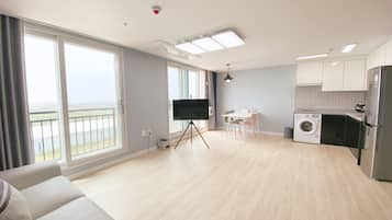 Premier appartement | Woonruimte | Een flatscreentelevisie