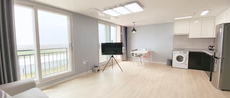 Premier-Apartment | Wohnbereich | 1-Zoll-Flachbildfernseher mit Kabelempfang, Fernseher