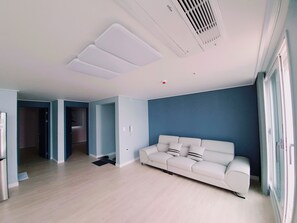 Premier Condo | Living area | 1-inch flat-screen TV with cable channels, TV - Gunsan little Prince Condo (Gunsan)