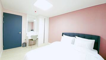 ํ๋ฆฌ๋ฏธ์ ์ฝ๋ | 2 ๊ฐ์ ์นจ์ค, ๊ฐ๊ฐ ๋ค๋ฅธ ์คํ์ผ์ ์ธํ
๋ฆฌ์ด, ๊ฐ๊ฐ ๋ค๋ฅด๊ฒ ๊ฐ๊ตฌ ๋น์น, ์๋ง ์ปคํผ