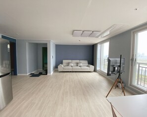 Bloc d'apartaments Premier | Sala d'estar | Televisor de pantalla plana de 1 polzades amb canals per cable