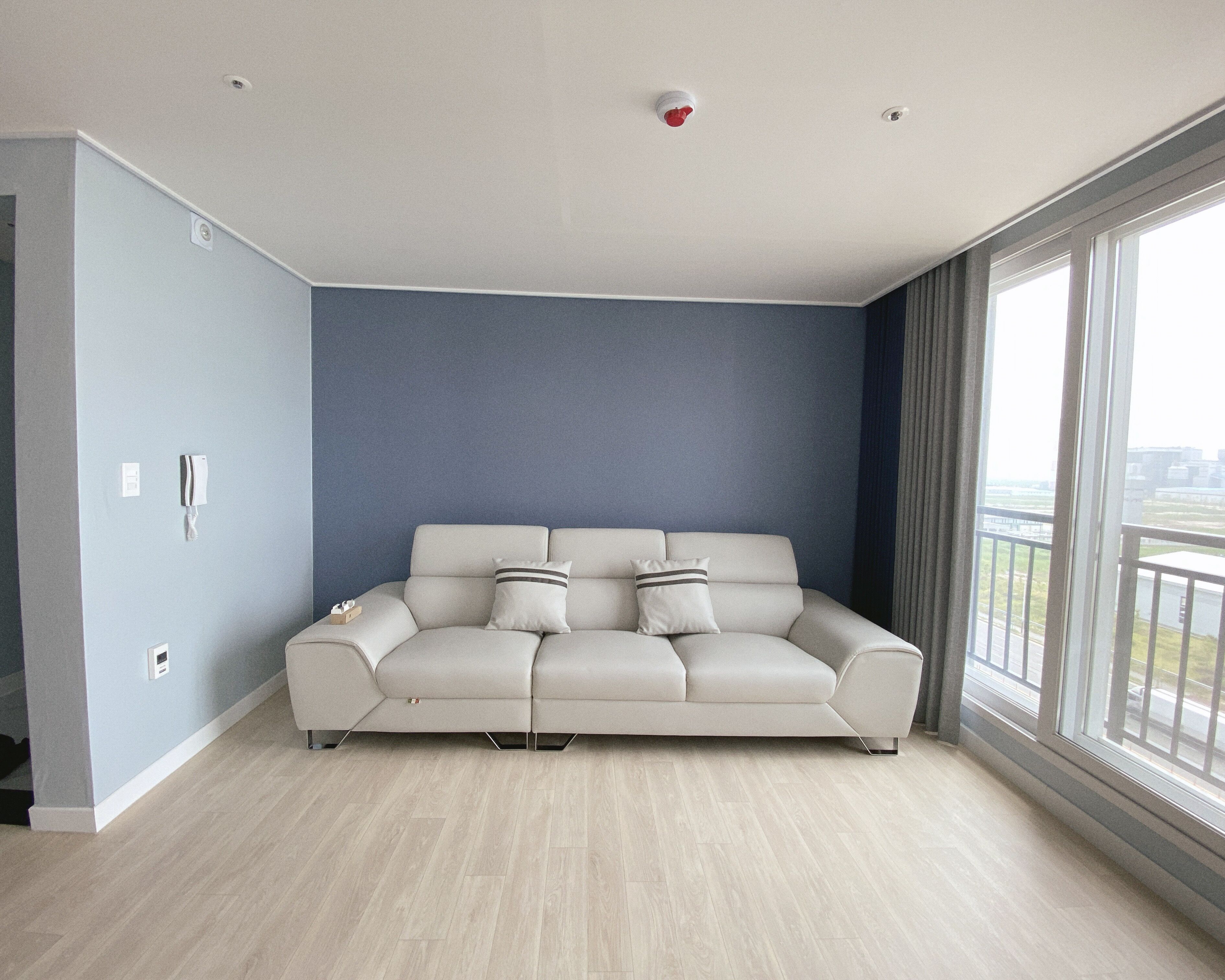 프리미어 콘도 | 거실 공간 | 케이블 채널 시청이 가능한 1인치 평면 TV, TV