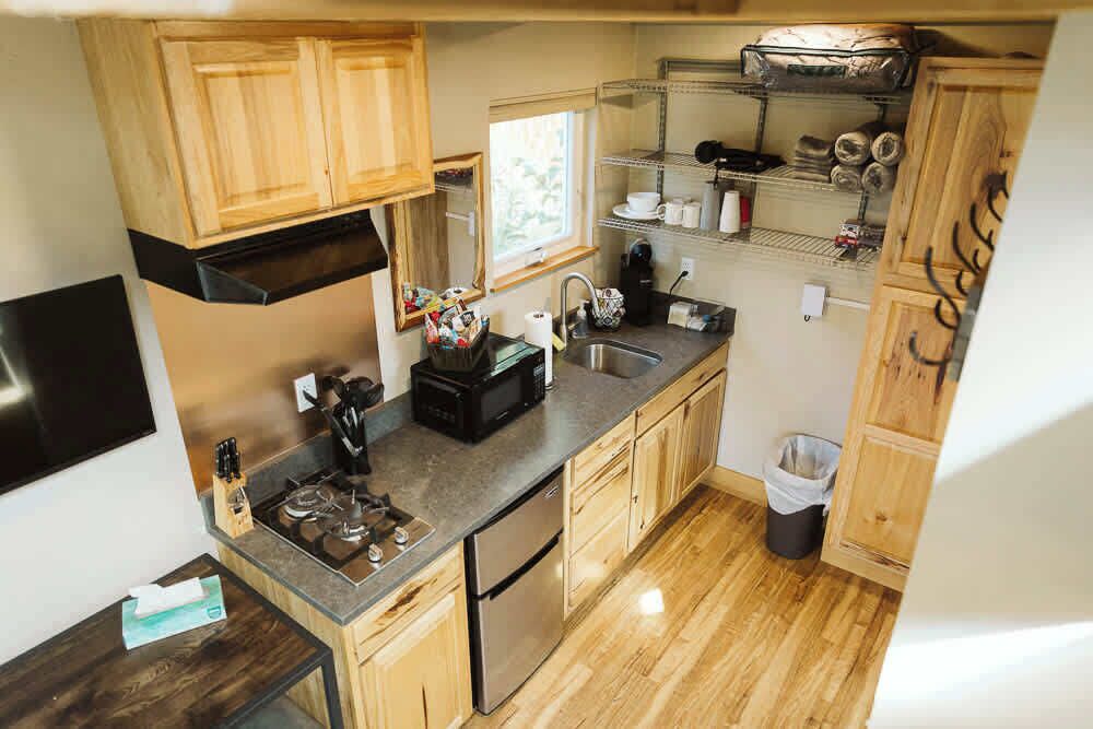 Refrigerador, microondas, parrilla de estufa y cafetera y tetera 