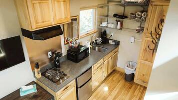 Refrigerador, microondas, parrilla de estufa y cafetera y tetera