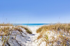 På stranden