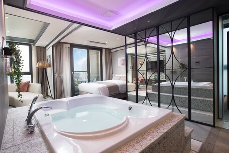 Private spa tub