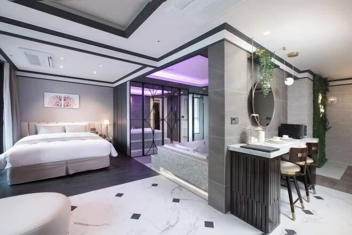In-room safe, blackout curtains, soundproofing
