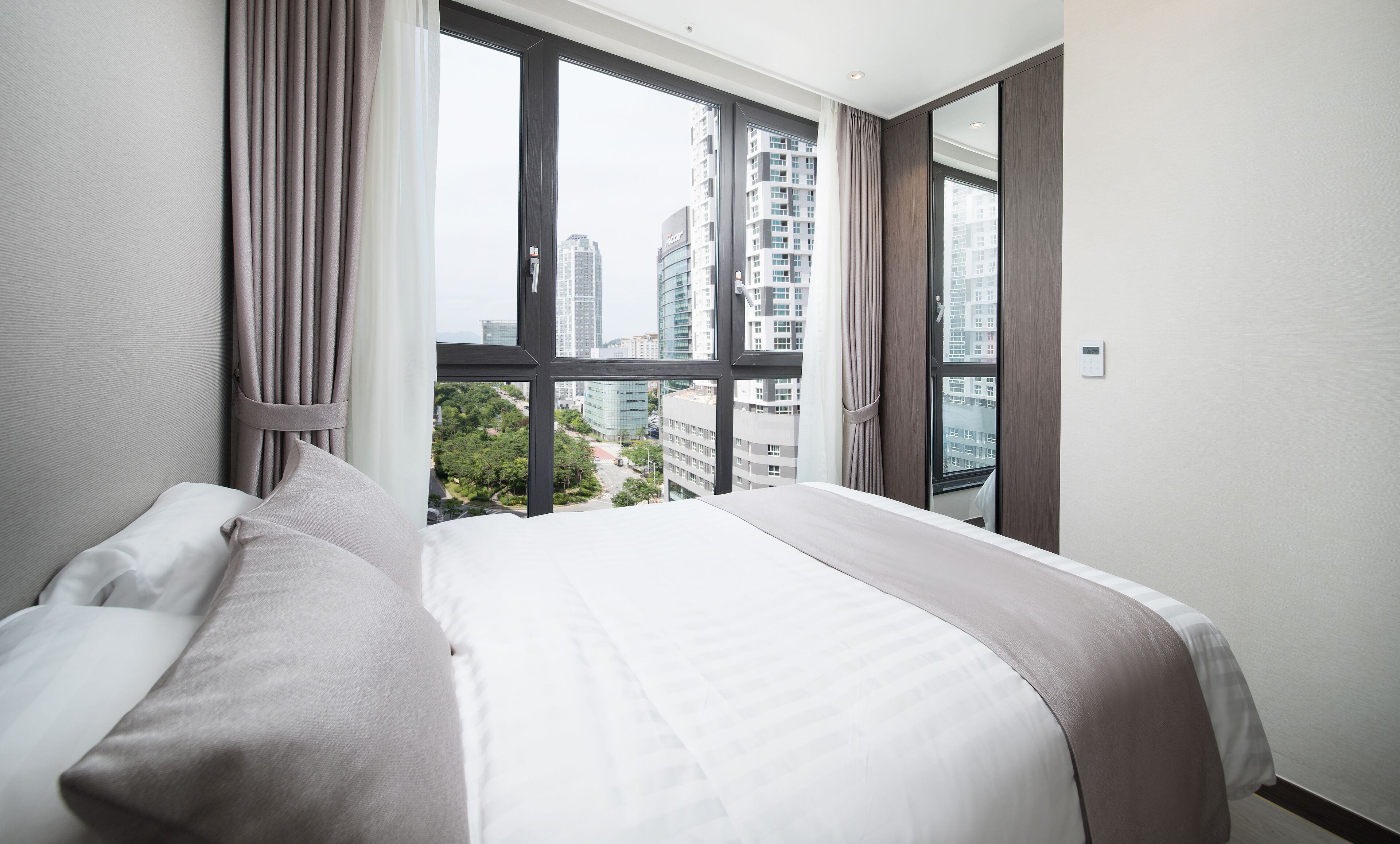 1 bedroom, in-room safe, blackout curtains, soundproofing