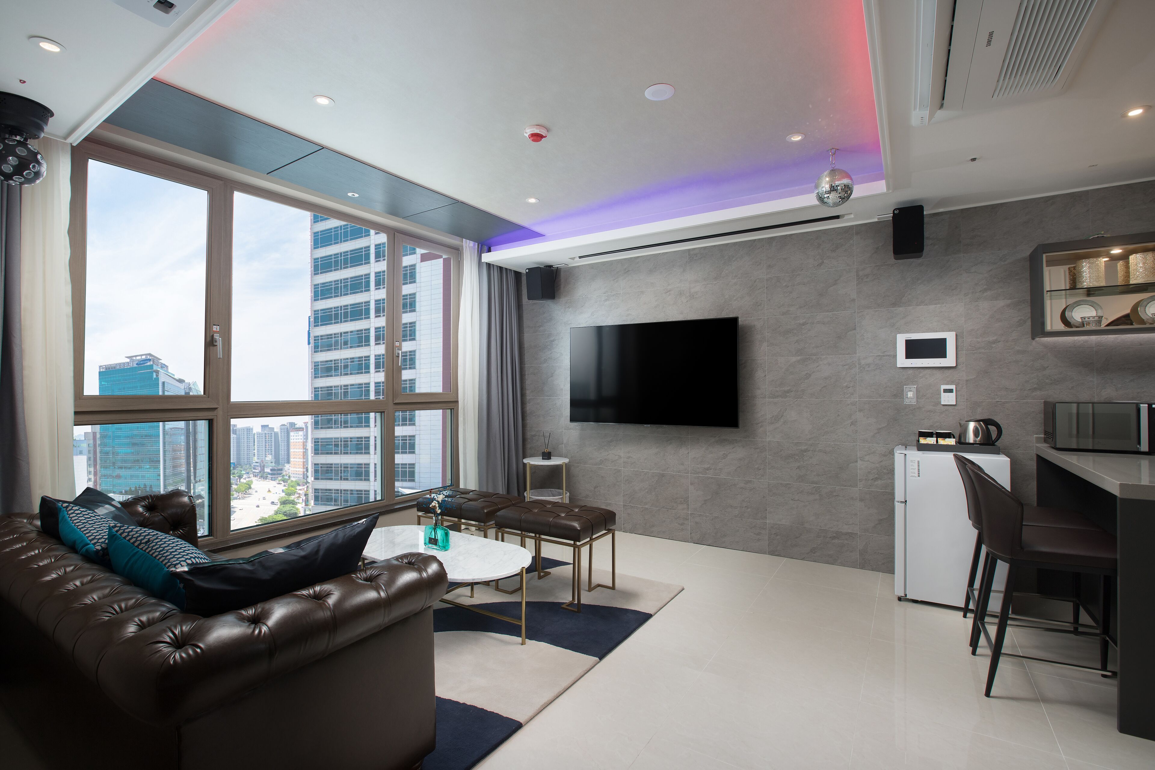 43-inch smart tv with cable channels, tv, netflix