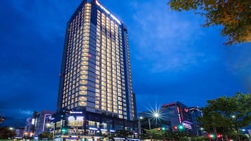 Deluxe tweepersoonskamer | Voorkant accommodatie - avond/nacht
