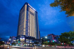 [Business trip PKG] Deluxe Residence Double - Housekeeping 2 times and Laundry powder 2 | 住宿正面 (夜晚)