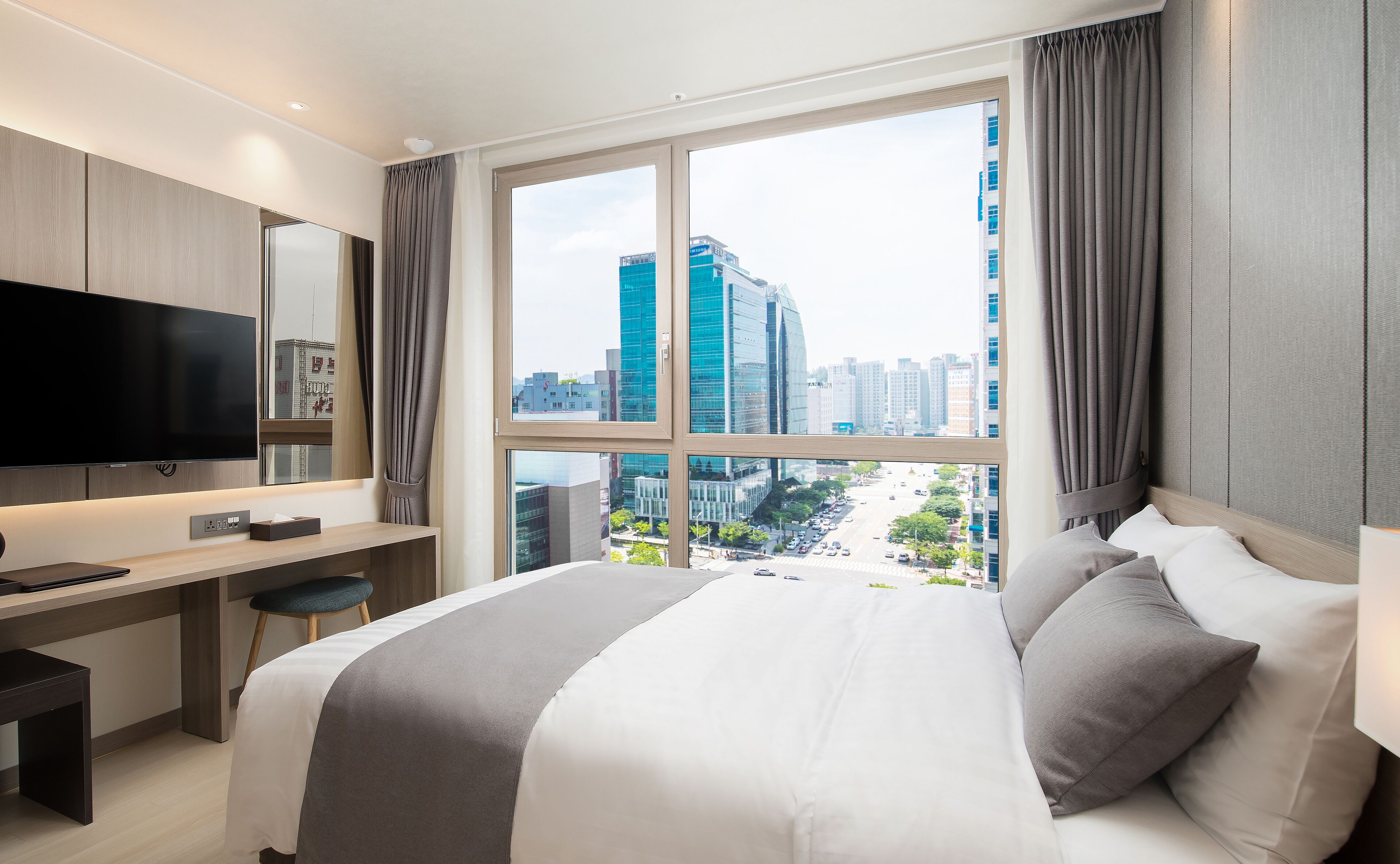 1 bedroom, in-room safe, blackout curtains, soundproofing